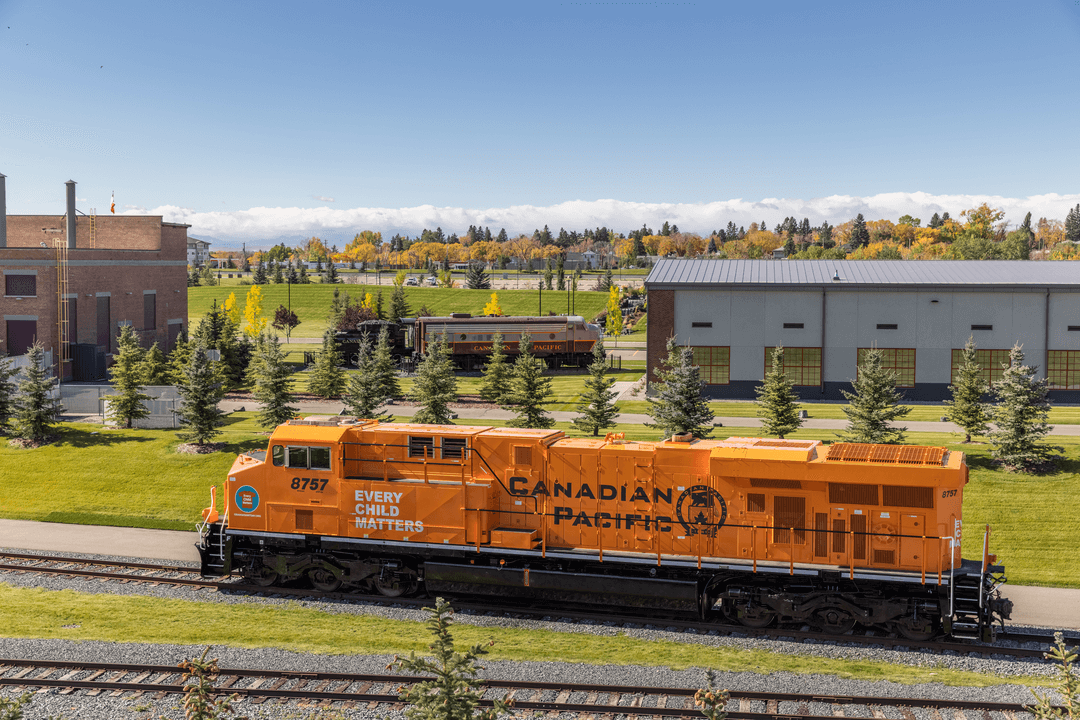 Passage de la locomotive orange du CPKC en l’honneur de Every Child Matters 